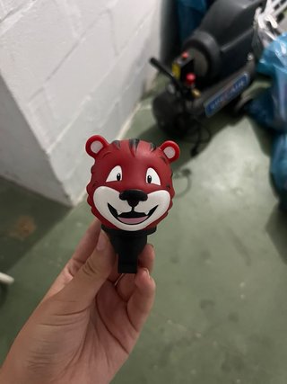 Bicicleta roja para niños y timbre de tigre a jueg