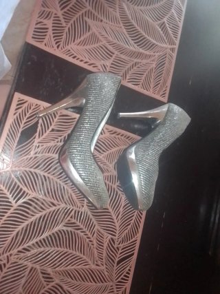 Zapatos de tacón plateados talla 37