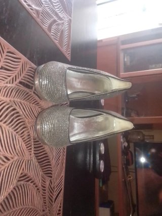 Zapatos de tacón plateados talla 37
