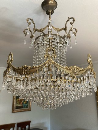 Lámpara de araña de cristal y metal dorado