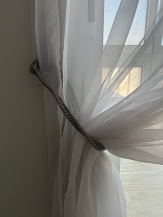 2 cortinas blancas con soporte