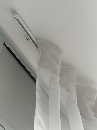 2 cortinas blancas con soporte