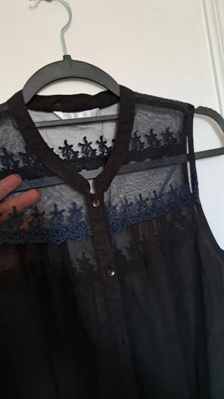 Blusa negra sin mangas con nudo
