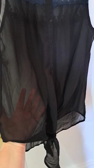 Blusa negra sin mangas con nudo