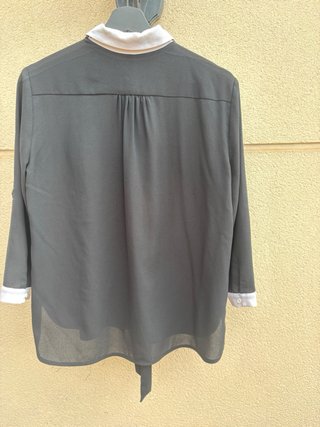 Camisa negra Stradivarius cuello blanco Talla L