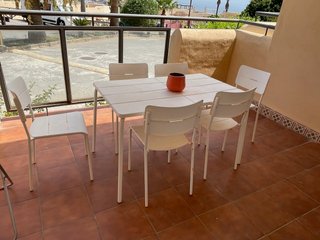 Mesa y 4 sillas de terraza blancas