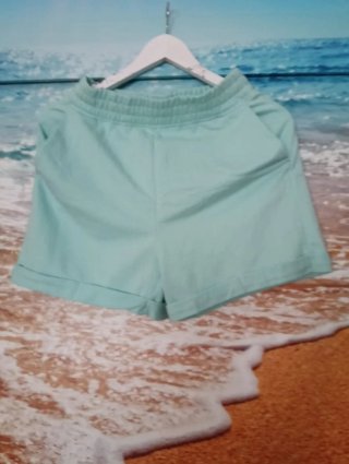 Pantalón corto verde azulado con bolsillos