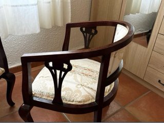 Pareja de sillas clásicas de madera