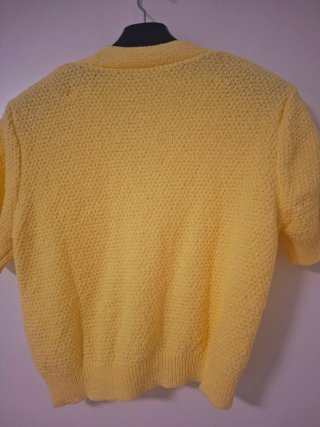 Cárdigan amarillo con botones de estrella de mar