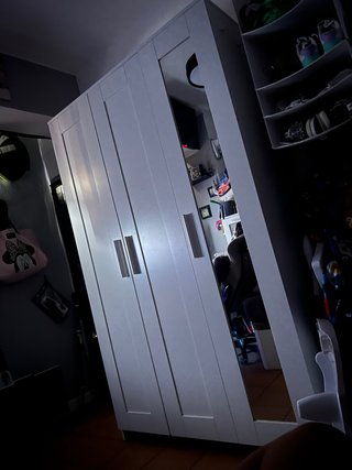 Armarios blancos de madera cada uno 100 euros