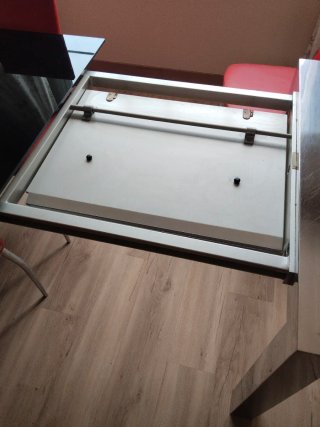 Mesa de cristal con 6 sillas rojas