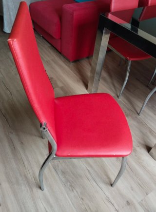 Mesa de cristal con 6 sillas rojas