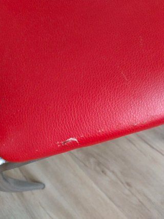 Mesa de cristal con 6 sillas rojas