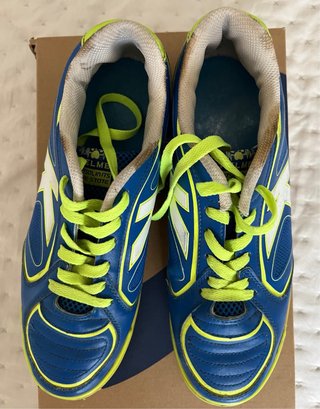 Zapatos de fútbol sala azules y amarillos