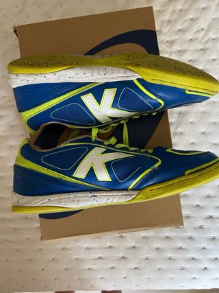 Zapatos de fútbol sala azules y amarillos