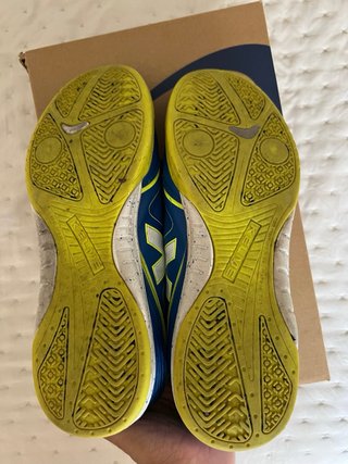 Zapatos de fútbol sala azules y amarillos