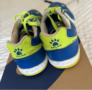 Zapatos de fútbol sala azules y amarillos