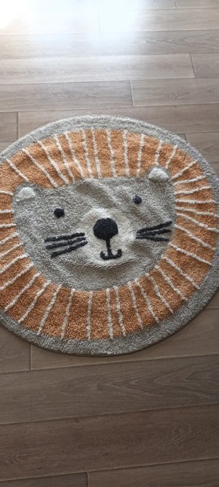 Alfombra infantil de tela con diseño de león.