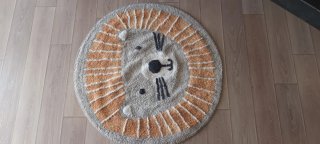Alfombra infantil de tela con diseño de león.