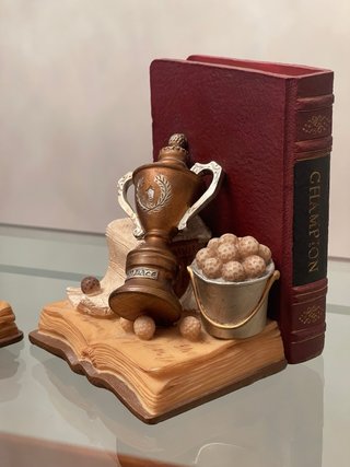 Soportes de libros de golf y trofeos.