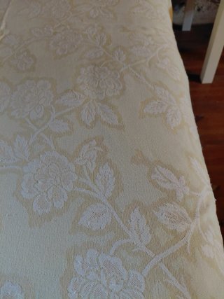 Colcha vintage floral beige y blanco