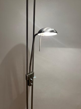 Lámpara de pie regulable con luz de lectura – Acer