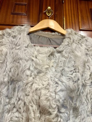 Chaleco de piel gris