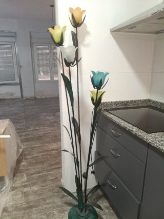 Lámpara de pie estilo tulipán