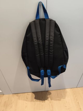 Mochila Eastpak Negra con Detalles Azules