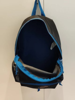 Mochila Eastpak Negra con Detalles Azules