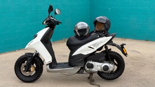 Piaggio Typhoon 125cc con 2 cascos