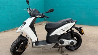 Piaggio Typhoon 125cc con 2 cascos