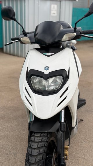 Piaggio Typhoon 125cc con 2 cascos
