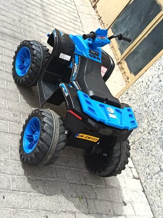 Quad eléctrico infantil azul poco uso