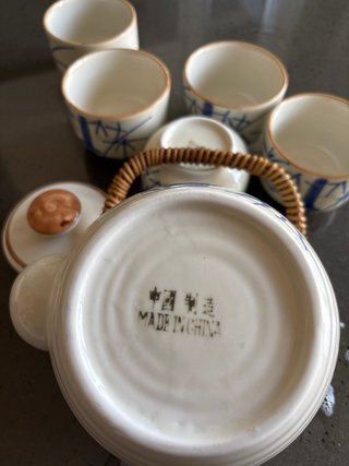 Tetera y cinco tazas de cerámica estilo japonés