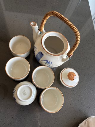 Tetera y cinco tazas de cerámica estilo japonés