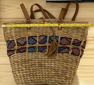 Bolso de mimbre marrón y multicolor