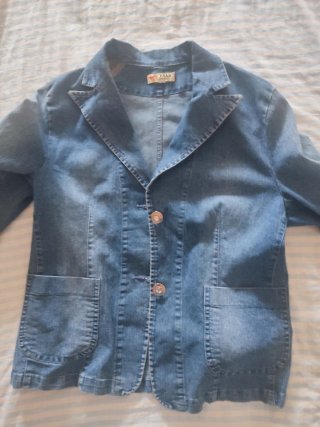 Chaqueta vaquera y blusa floral talla 46.