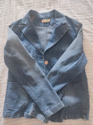 Chaqueta vaquera y blusa floral talla 46.