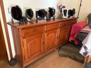 Mueble de madera con cajones y puertas