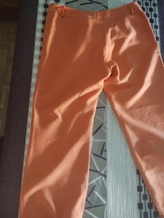 Pantalones naranjas Precchio Talla 46.