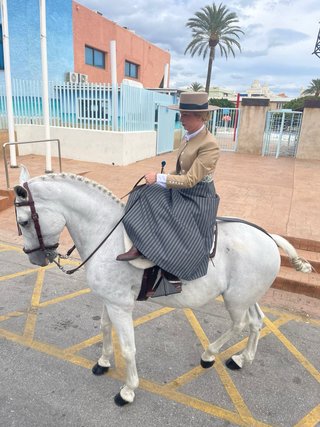 Traje de amazona beige y gris