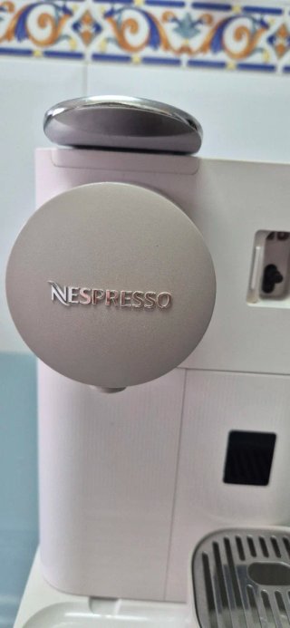 Cafetera Nespresso Lattissima One
