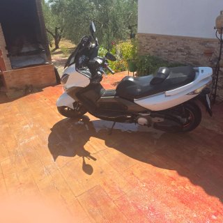 Maxi Scooter Kymco Blanca y Negra