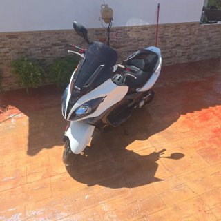 Maxi Scooter Kymco Blanca y Negra