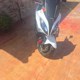 Maxi Scooter Kymco Blanca y Negra