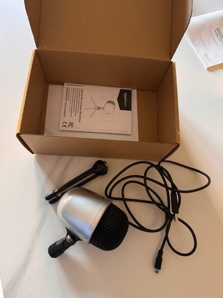 Micrófono USB Amazon Basics con trípode y caja