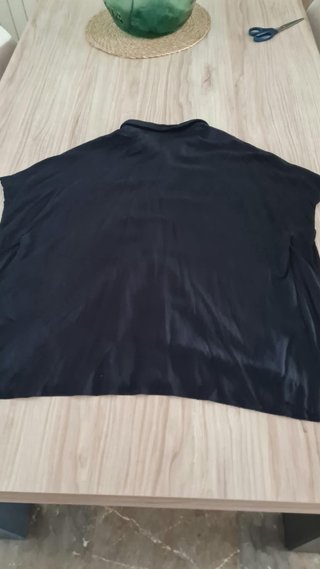 Camisa negra con estampado floral