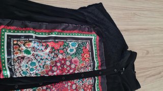 Camisa negra con estampado floral