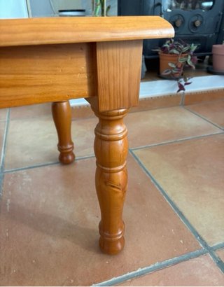 Mesa auxiliar de madera de pino